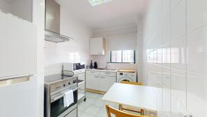 Kuchyň nebo kuchyňský kout v ubytování AZORES PEDRA APARTMENTS j - F + 6 fotografií