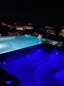 Bazén v ubytovaní GrandPalazzo with rooftop swimming pool alebo v jeho blízkosti