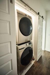 Un microondas encima de una puerta en un garaje. en The Hall Haus by Stay Local Nashville, en Madison