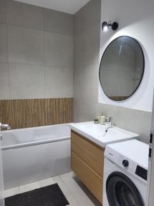Un baño con lavabo y lavadora. en Sika Platinum Premium Apartment- private parking, en Arad 13 fotos más