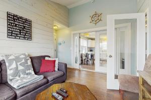 una sala de estar con un sofá y una mesa en Bay Breeze, en Wells