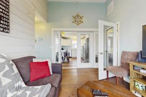 una sala de estar con un sofá y una mesa en Bay Breeze, en Wells 17 fotos más