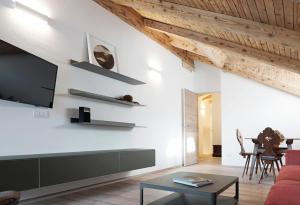 een woonkamer met witte muren en houten plafonds bij CanguroProperties - Al Mas 1 in Cojana