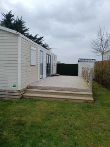 un ampio ponte di legno accanto a una casa di mobilhome à la mer a Montreuil-sur-Ille