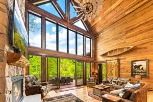 Galeriebild der Unterkunft Enchanting Riverscape in Townsend + 92 Fotos