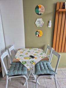 サン・ビセンテにあるCantinho do Sol e Marのダイニングルームテーブル(椅子4脚、テーブル、椅子付) +16枚の写真