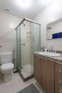 Suite, 2quartos, cozinha completa, varandão, 2 vagas de garagem的一间浴室