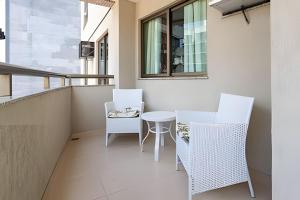 Suite, 2quartos, cozinha completa, varandão, 2 vagas de garagem的阳台或露台