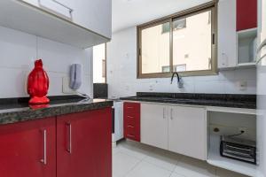 Suite, 2quartos, cozinha completa, varandão, 2 vagas de garagem的厨房或小厨房
