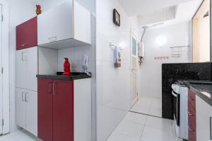 Suite, 2quartos, cozinha completa, varandão, 2 vagas de garagem的厨房或小厨房
