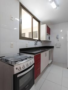 Suite, 2quartos, cozinha completa, varandão, 2 vagas de garagem的厨房或小厨房