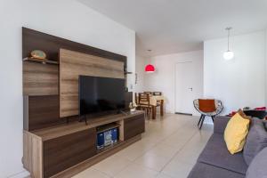 Suite, 2quartos, cozinha completa, varandão, 2 vagas de garagem的电视和/或娱乐中心
