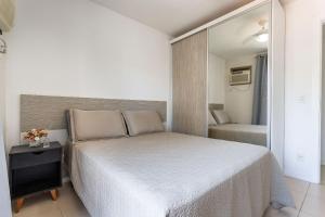 Suite, 2quartos, cozinha completa, varandão, 2 vagas de garagem客房内的一张或多张床位