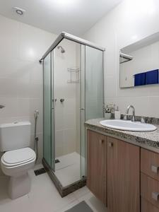 尼泰罗伊Suite, 2quartos, cozinha completa, varandão, 2 vagas de garagem的带淋浴、马桶和水槽的浴室