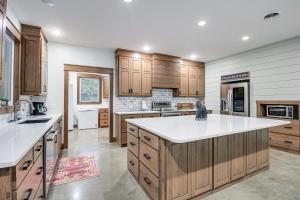 cocina grande con armarios de madera y encimeras blancas en Great for Groups Creekside Cabin in Loretto, en Loretto
