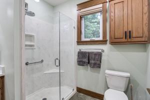 un baño con ducha y WC en Great for Groups Creekside Cabin in Loretto, en Loretto 29 fotos más