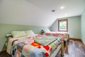 Un dormitorio con dos camas y una ventana. en Great for Groups Creekside Cabin in Loretto, en Loretto