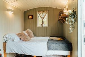 Una cama o camas en una habitación de Glenshee Glamping