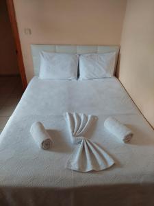 A bed or beds in a room at ÖZNUR APART OTEL