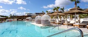 Bazén v ubytování SO/ Sotogrande Spa & Golf Resort Hotel nebo v jeho okolí