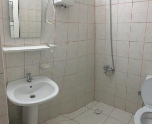 A bathroom at ÖZNUR APART OTEL