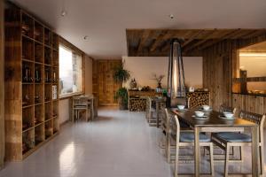 comedor con paredes de madera, mesa y sillas en Lijiang Snow Mountain stone house, en Lijiang