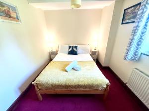 Postel nebo postele na pokoji v ubytování Dog friendly 2 bed cottage close to the river Thurne