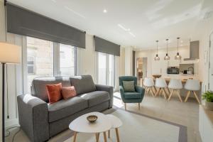 a living room with a couch and a table at Cíes Luxury Suitel Areosa 22 in Vigo