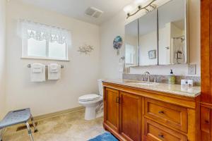 リンカーンシティにあるOcean View Terraceの洗面台とトイレ付きのバスルーム +18枚の写真