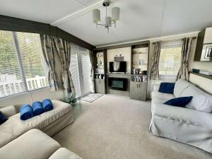 Ruang duduk di 2-Bed Ringwood Cabin - incl Park Pass SelfCheckin