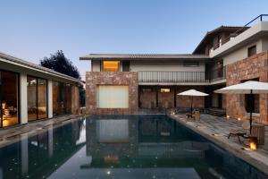 una casa con piscina al lado de un edificio en Lijiang Snow Mountain stone house, en Lijiang 41 fotos más