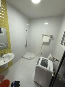 塞拉莱أجنحة هومينج ــ Homing Suites的带马桶和水槽的白色浴室 更多31张照片