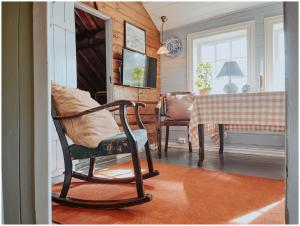 a living room with a chair and a table at Elins gjestehus in Egersund