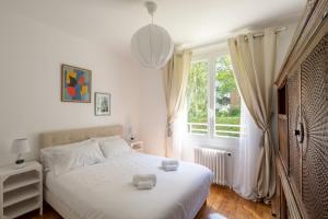 Postel nebo postele na pokoji v ubytování Le Chateaubriand - Calme, balcon et parking