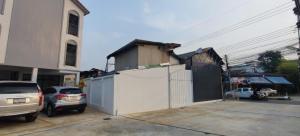 a car parked in a parking lot next to a house at บ้านใต้ชุกโดน BaantaiChukadon guest house in Kanchanaburi City