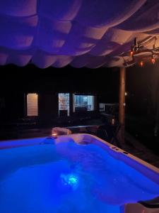 Bazén v ubytování Chalé com Jacuzzi em Morretes nebo v jeho okolí