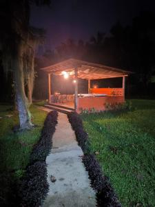 Zahrada ubytování Chalé com Jacuzzi em Morretes