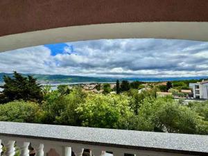 balkon z widokiem na wodę i drzewa w obiekcie Apartment Silo 3 w mieście Šilo