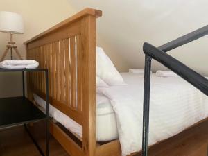 Postel nebo postele na pokoji v ubytování kylemore house boutique apartments - kylemore suite