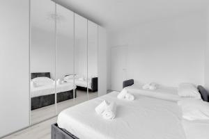 Postel nebo postele na pokoji v ubytování Metro M2 Famagosta-Appartamento x5-self check-in