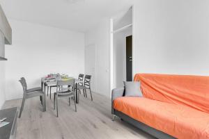 Posezení v ubytování Metro M2 Famagosta-Appartamento x5-self check-in