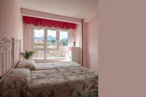 a bedroom with a bed and a window at Durmiendo en el Paraiso in Llanes