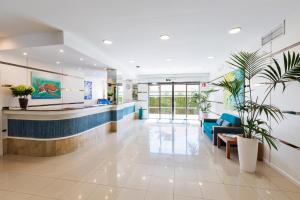 eine Lobby eines Krankenhauses mit Warteraum in der Unterkunft Hotel Don Miguel Playa in Playa de Palma