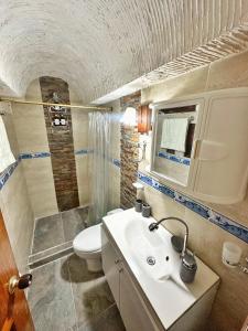 Un baño con un lavabo blanco y un inodoro. en Loft Bahía Fragata, en San Andrés