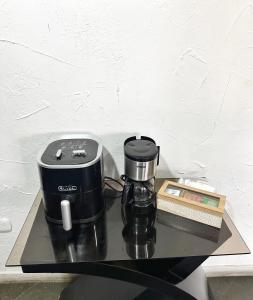 una cafetera sentada en un estante con una cafetera en Loft Bahía Fragata, en San Andrés