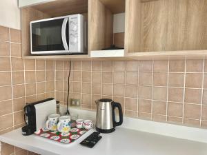 encimera de cocina con cafetera y microondas en Posizione centrale Zambonate, en Bérgamo