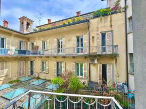 Un edificio de apartamentos con un balcón en el frente. en Posizione centrale Zambonate, en Bérgamo