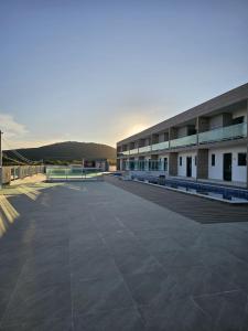 an empty parking lot in front of a building at Home Duplex Serra Negra - casa 8 in Bezerros