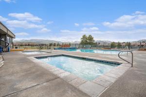 フレイザーにあるMountain Townhouse W Balcony & Poolの建物の真ん中にあるプール