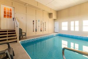 Swimmingpoolen hos eller tæt på Pet-Friendly, Pool, Game Room, Hot Tub, Theater